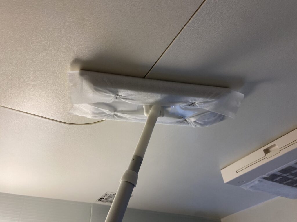 cleaning-bathroom-ceiling